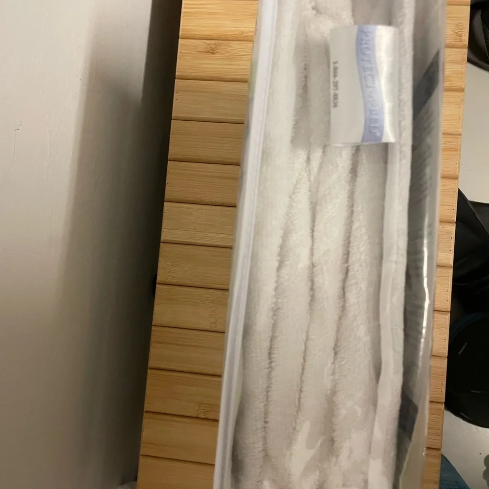 NWT in original packaging Full size Waterproof Premium fitted mattress protector